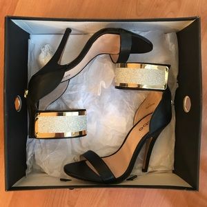 LIKE NEW Sz. 6.5 Bebe Heels